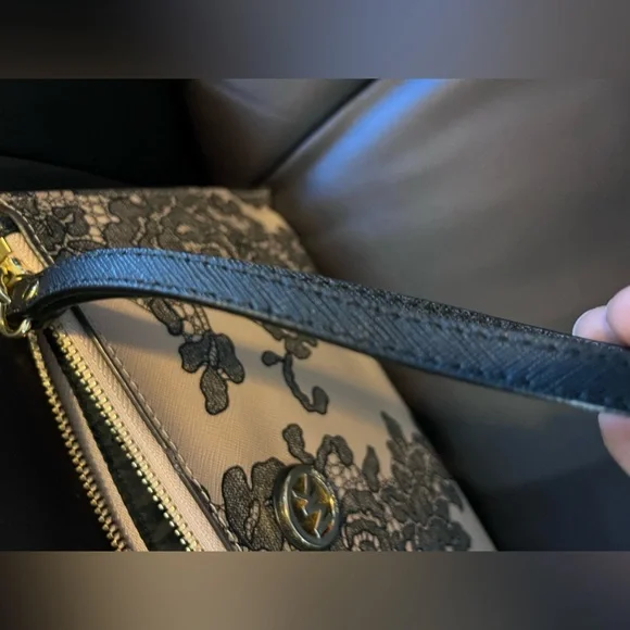 MICHAEL Michael Kors MICHAEL Michael Kors Emry Lace Wristlet PreLoved - Picture 11 of 11